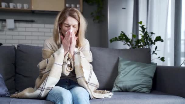 Wanita Pirang Sakit Dengan Secangkir Teh Panas Duduk Sofa Bawah — Stok Video