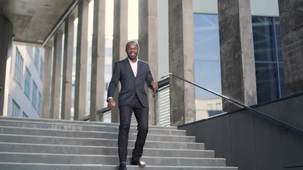 Feliz Empresario Afroamericano Emocionado Celebrando Éxito Corriendo Alegremente Por Las — Vídeos de Stock