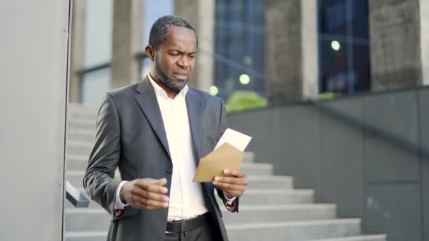 Unpleasantly Surprised African American Mature Man Reading Letter Bad News — Αρχείο Βίντεο
