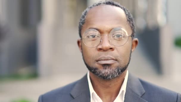 Крупный План Портрета Улыбающегося Взрослого Африканского Американца Очках Смотрящего Камеру — стоковое видео
