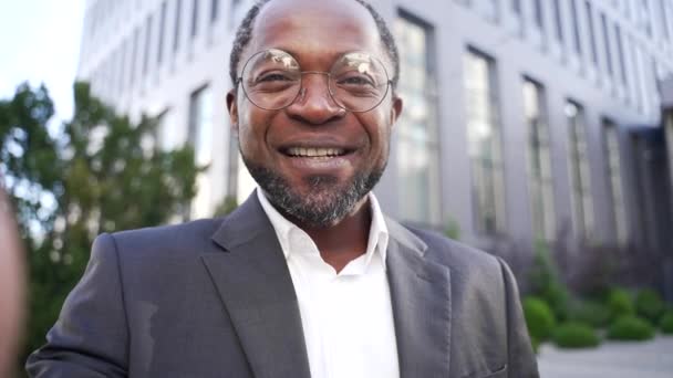 Pov Webcam Pohled Usmívající Africký Americký Podnikatel Brýlích Mluví Line — Stock video