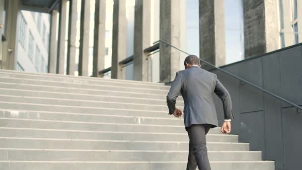 Rückansicht Eines Afrikanisch Amerikanischen Geschäftsmannes Der Die Treppe Eines Bürogebäudes — Stockvideo