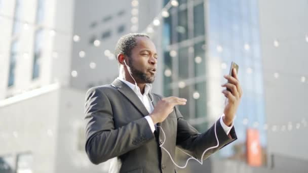 Empresário Afro Americano Sério Com Fones Ouvido Comunica Line Usando — Vídeo de Stock