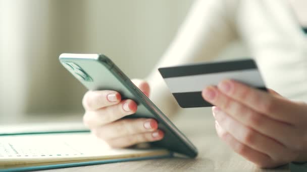 Primer Plano Mano Mujer Haciendo Pago Con Tarjeta Crédito Teléfono — Vídeos de Stock