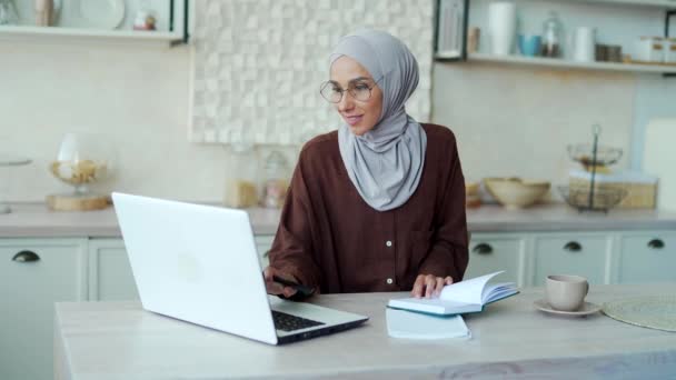 Lachende Jonge Moslim Vrouw Hijab Student Met Bril Met Remote — Stockvideo