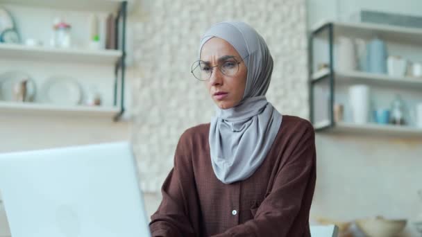 Joven Mujer Musulmana Freelancer Sufre Severo Dolor Cabeza Mientras Está — Vídeos de Stock