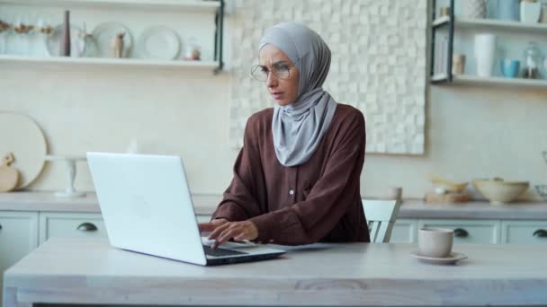 Молодая Мусульманка Фрилансер Страдает Сильной Головной Боли Сидя Компьютером Работая — стоковое видео
