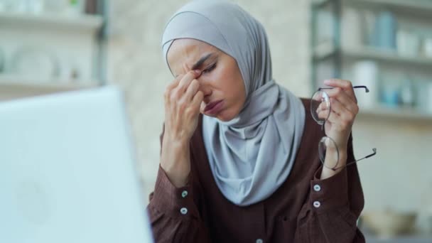 Уставшая Мусульманка Чувствует Боль Глазах Работая Дома Ноутбуком Женщина Фрилансер — стоковое видео