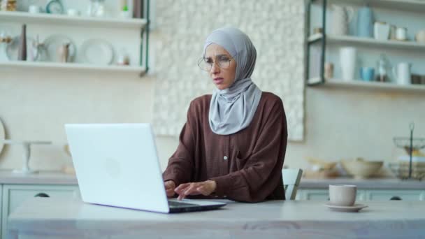 Mujer Musulmana Sufre Dolor Abdominal Severo Mientras Está Sentada Casa — Vídeos de Stock