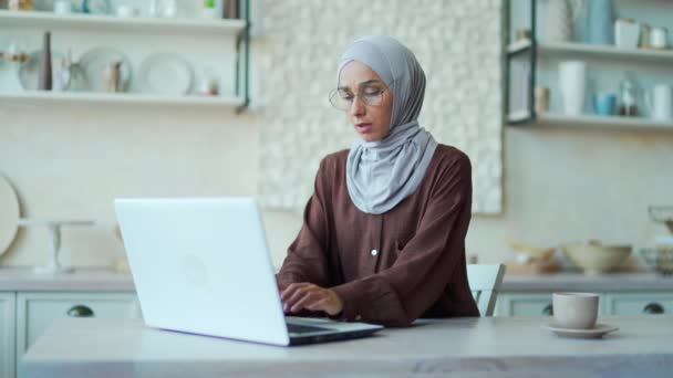 Φοβισμένη Νεαρή Μουσουλμάνα Γυναίκα Έχει Κρίση Πανικού Δυσκολία Στην Αναπνοή — Αρχείο Βίντεο