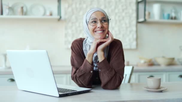 Jeune Femme Musulmane Heureuse Rêveuse Assise Maison Rêvant Souriant Portrait — Video