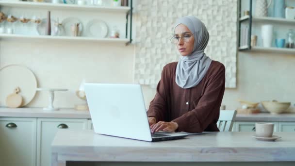 Mujer Musulmana Joven Con Dolor Corazón Severo Siente Mal Una — Vídeos de Stock
