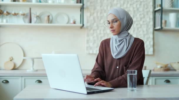 Muslim Woman Freelancer Drinks Clean Water While Sitting Table Working — Stockvideo