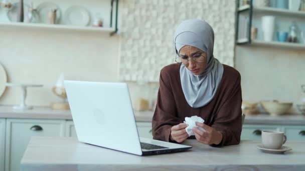 Huilende Jonge Moslim Vrouw Praten Met Psychotherapeut Online Counseling Sessie — Stockvideo