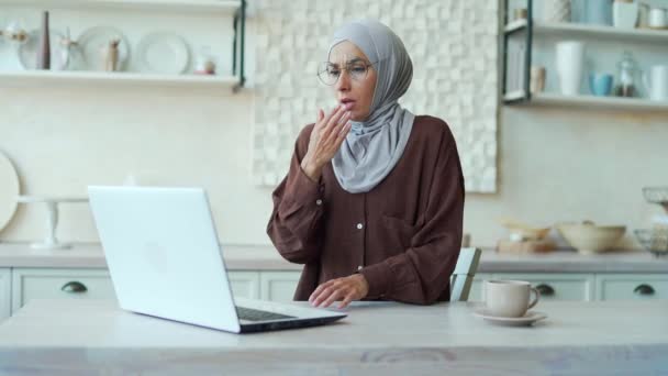 부엌에 기침을 집안의 건강하지 사업가 히잡을 바이러스 나타나고 실내에서 일하면서 — 비디오