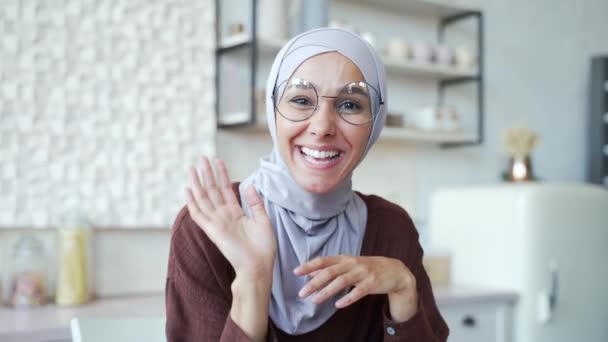 Веб Камера Просмотра Красивой Мусульманской Женщины Смотрящей Камеру Приветствие Поговорить — стоковое видео