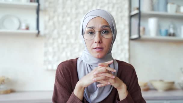 Προβολή Κάμερας Όμορφη Μουσουλμάνα Γυναίκα Κοιτάζοντας Κάμερα Ακούγοντας Και Μιλήσετε — Αρχείο Βίντεο
