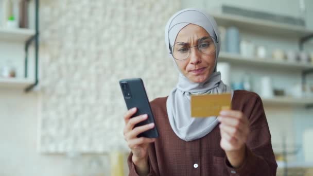 Zdezorientowana Młoda Kobieta Kartą Kredytową Mająca Problem Oszustwem Płatnościach Online — Wideo stockowe