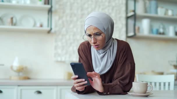 Τρομαγμένη Νεαρή Μουσουλμάνα Χιτζάμπ Διαβάζει Άσχημα Νέα Περιηγούμενη Στα Μέσα — Αρχείο Βίντεο