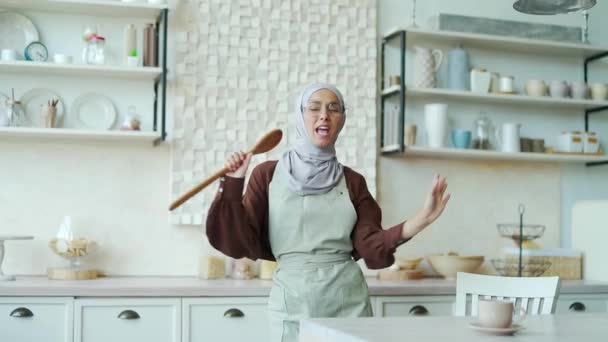 Happy Cheerful Muslim Woman Hijab Eyeglasses Singing Song Spoon Dancing — ストック動画