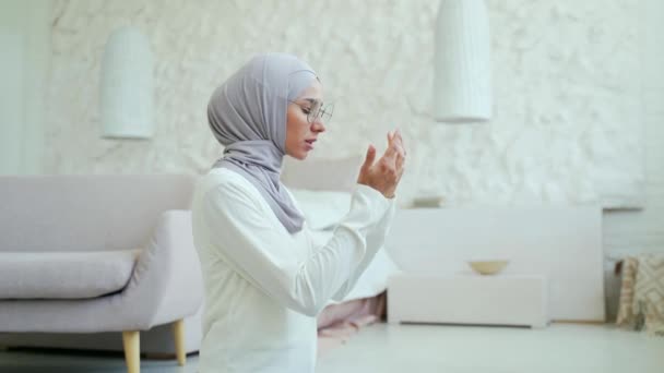 Uma Jovem Muçulmana Num Hijab Reza Casa Sozinho Uma Sala — Vídeo de Stock