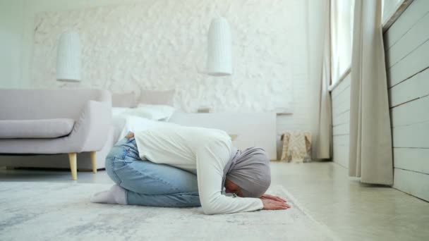 Mladá Muslimka Hidžábu Modlí Doma Sám Jasném Obývacím Pokoji Domě — Stock video