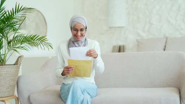 Happy Muslim Young Woman Hijab Open Envelope Great News Good — Stock Video