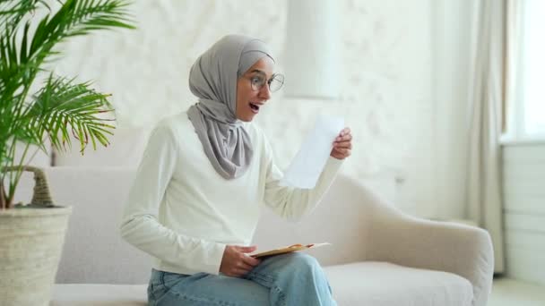 Счастливая Мусульманская Молодая Женщина Хиджабе Открытом Конверте Отличными Новостями Хорошие — стоковое видео