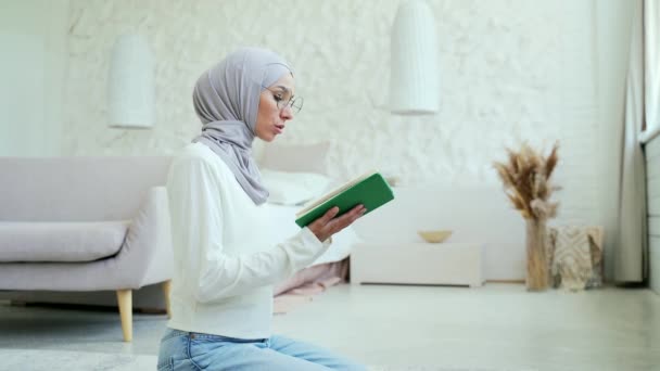 Uma Jovem Muçulmana Num Hijab Reza Casa Sozinho Uma Sala — Vídeo de Stock
