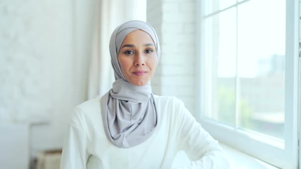 Closeup Portrait Pretty Young Muslim Woman Hijab Standing Smiling Indoors — Vídeos de Stock
