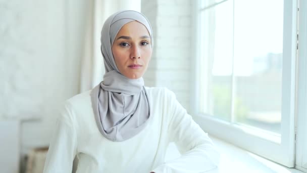 Closeup Portrait Serious Confident Young Muslim Woman Hijab Standing Indoors — 图库视频影像