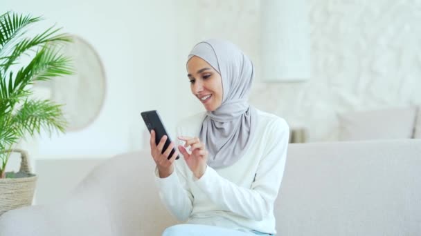 Femme Musulmane Souriante Dans Hijab Tenir Smartphone Défilement Regarder Les — Video