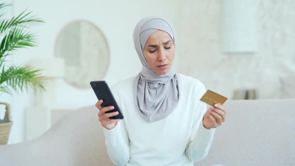 Confused Muslim Woman Credit Card Having Problem Online Order Payment — Vídeo de Stock