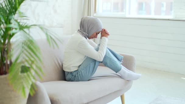 Λυπημένη Καταθλιπτική Μουσουλμάνα Γυναίκα Χιτζάμπ Αισθάνεται Δυστυχισμένη Από Ψυχολογικό Πρόβλημα — Αρχείο Βίντεο