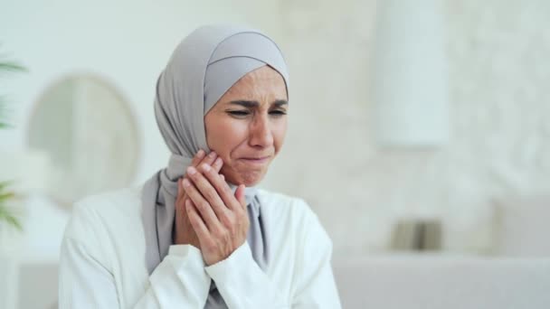 Zestresowana Młoda Muzułmanka Hidżabie Silnym Bólem Zęba Ból Zębów Domu — Wideo stockowe