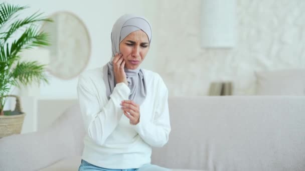 Mulher Muçulmana Jovem Estressada Hijab Com Dor Dente Severa Dor — Vídeo de Stock