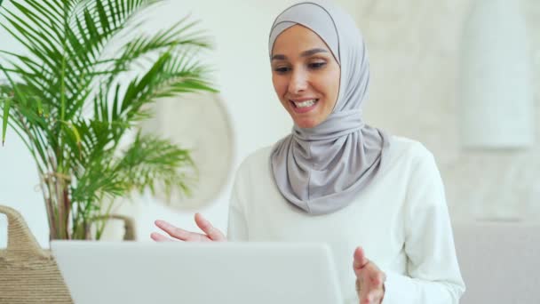 Young Muslim Woman Hijab Businesswoman Having Working Conversation Online Female — Stock video