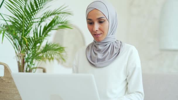 Sonriente Chica Musulmana Hijab Freelancer Que Trabaja Ordenador Portátil Comprobar — Vídeos de Stock