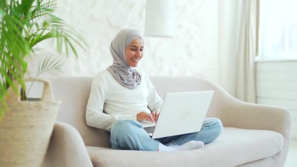 Young Muslim Woman Hijab Positive Female Freelancer Student Talking Video — Vídeo de Stock