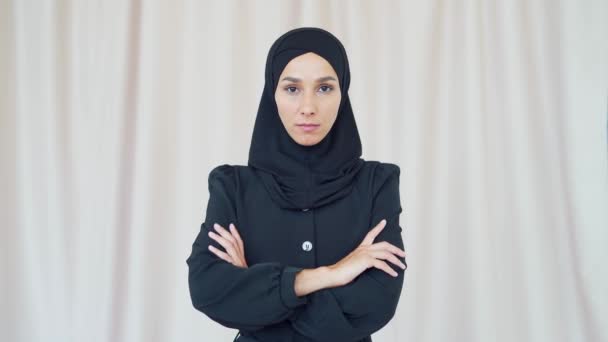 Retrato Sério Confiante Jovem Muçulmana Mulher Hijab Preto Dentro Casa — Vídeo de Stock