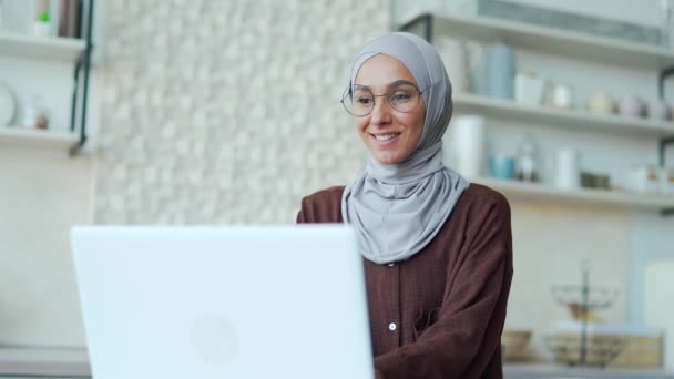 Leende Muslimsk Kvinna Hijab Njuter Kopp Kaffe Eller Och Fortsätter — Stockvideo