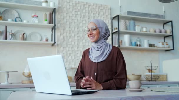Mujer Musulmana Hiyab Con Anteojos Mira Cámara Saluda Habla Con — Vídeos de Stock