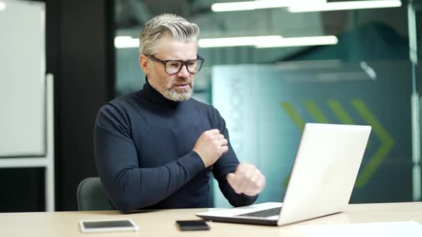 Mature Gray Haired Bearded Businessman Glasses Frozen Sitting Desk Working — Stockvideo