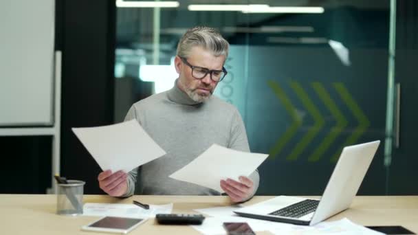 Confused Mature Gray Haired Bearded Businessman Glasses Having Difficulty Paper — Video Stock