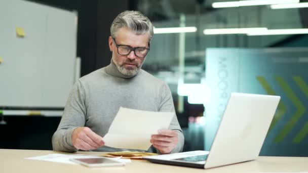 Upset Mature Gray Haired Bearded Man Glasses Reading Letter Bad — Vídeos de Stock