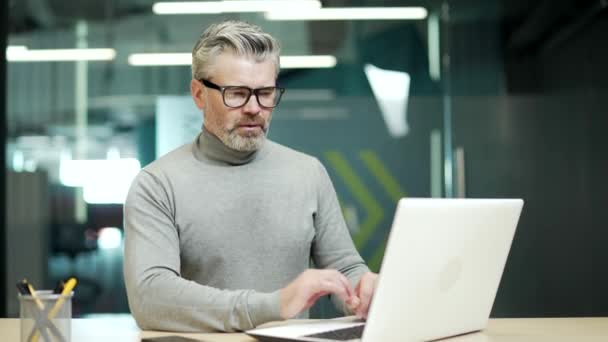Mature Gray Haired Bearded Businessman Glasses Has Headache While Working — 비디오