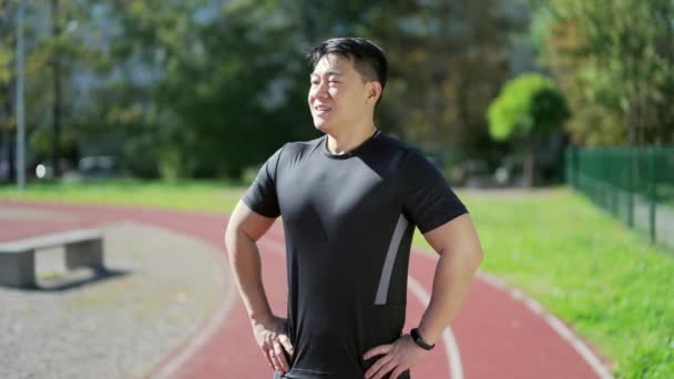 Giovane Corridore Asiatico Adulto Rilassa Dopo Aver Fatto Jogging Mentre — Video Stock