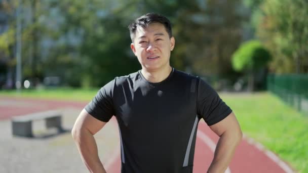 Portré Egy Fiatal Felnőtt Ázsiai Sportemberről Aki Egy Futópadon Áll — Stock videók
