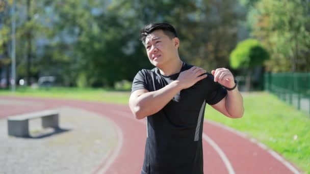 Adult Asian Sports Man Feels Sharp Pain Shoulder Training Urban — 图库视频影像