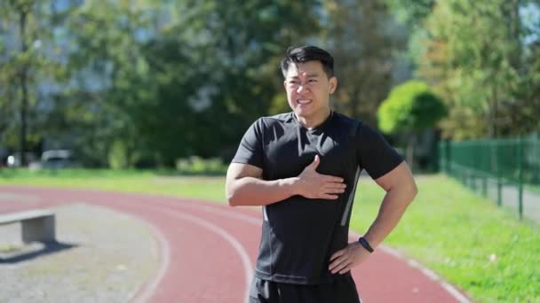 Ung Vuxen Asiatisk Löpare Med Hjärtinfarkt Eller Bröstsmärtor Efter Löpning — Stockvideo